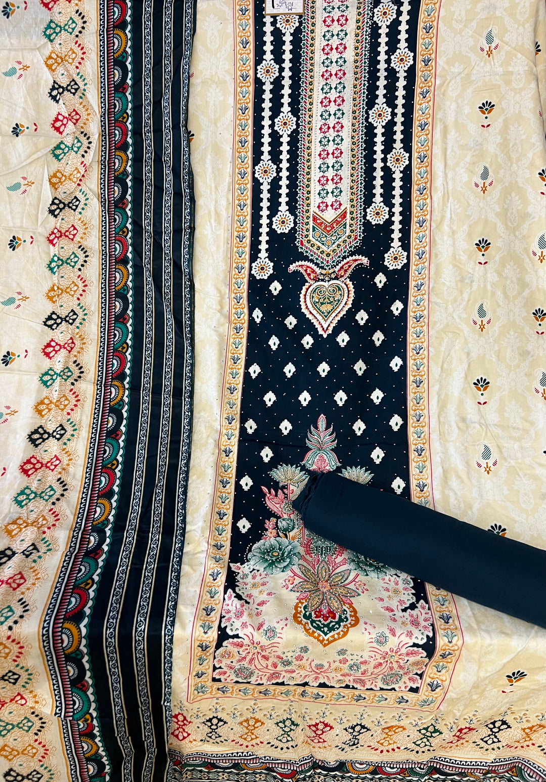 KASHMIRI DESIGNER UNSTITCHED DRESS MATERIAL-IKDD01